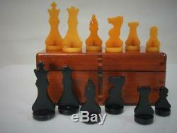 ANTIQUEor VINTAGE CHESS SET CRAYS OF CAMBRIDGE CATALIN SILETTE AND MAHOGANY BOX