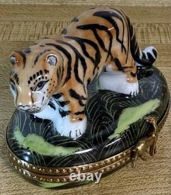 Limoges France, Beautiful Bengal Tiger Peint Main Trinket Box Vintage NOS