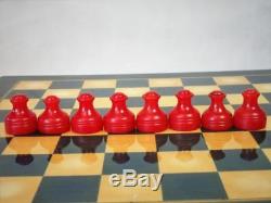 VINTAGE ART DECO BAKELITE CHESS SET K 57 mm AND BOX PLUS SORRENTO CHESS BOARD