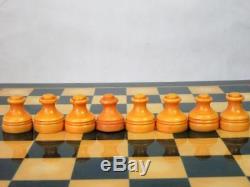 VINTAGE ART DECO BAKELITE CHESS SET K 57 mm AND BOX PLUS SORRENTO CHESS BOARD