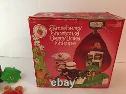 Vintage 1980 Kenner Strawberry Shortcake Doll Berry Bake Shoppe Original Box