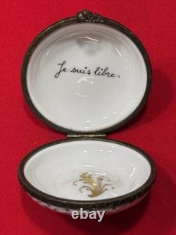 Vintage French Hand Painted Porcelain Hinged Trinket Box Je Suis Libre 2.5
