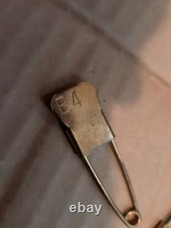 Vintage Laundry Pins In Steel Box Approx 370 Pc Perfect Condition Stamped