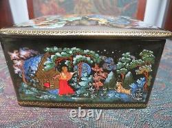 Vintage Palech Porcelain Trinket box, Russian Art of stunning detail / Pristine