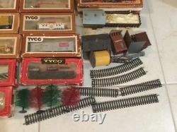 Vintage Tyco Ho Scale Electric Train Set Cars withBox and Accesories Lot