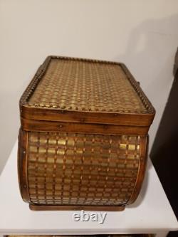 Vintage art Brass and Wood Latched Keepsake Box. Dim height 9× 13× 7.5